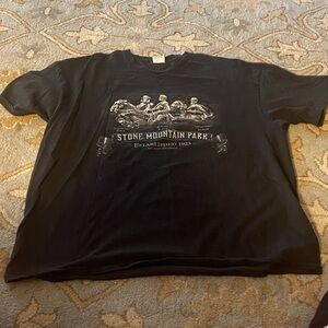 Delta Stone Mountain  Men's Black Graphic T-Shirt 2XL $25